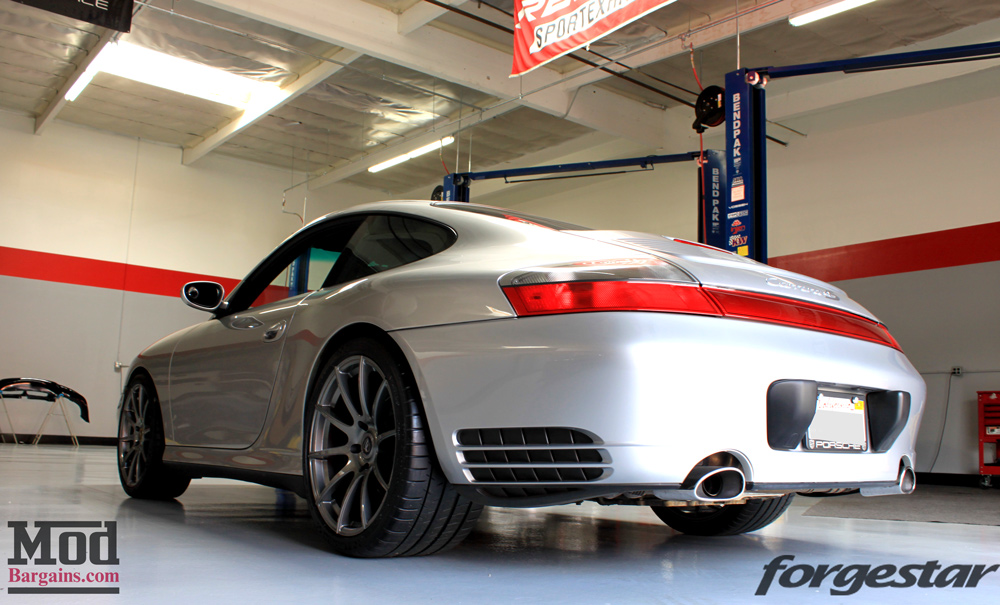 porsche-996-carrera-4s-on-gm-forgestar-cf10-img013