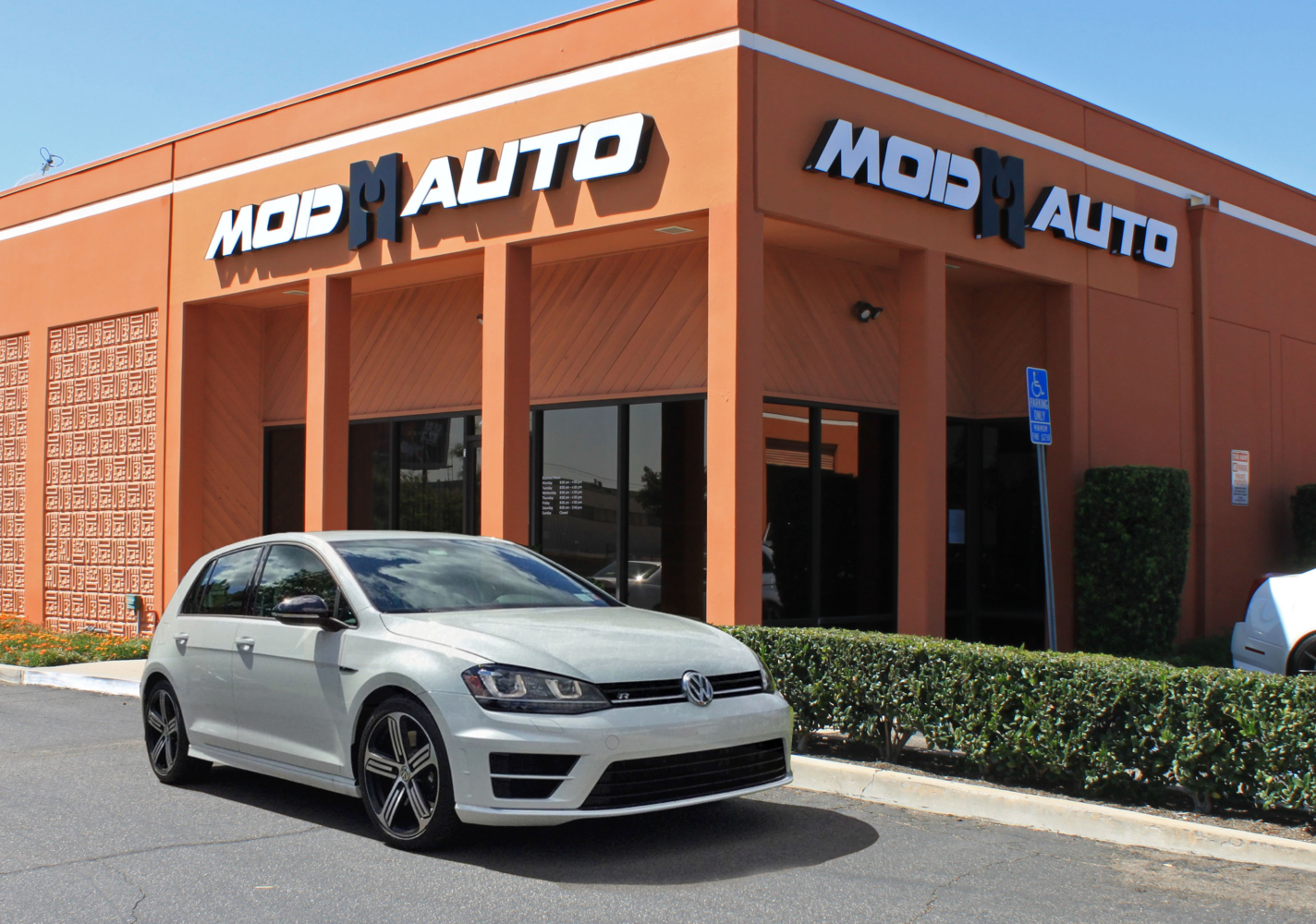 vw-golf-r-mk7-white-at-modauto