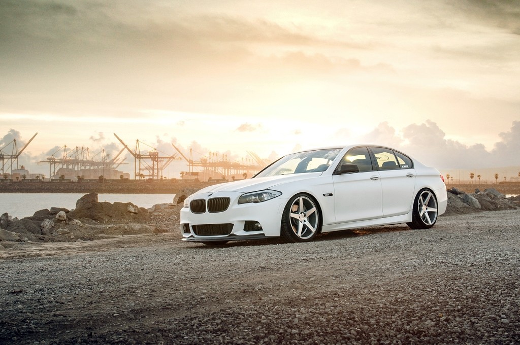 m550-satin-silver-bmw-f10-550i-sidefront