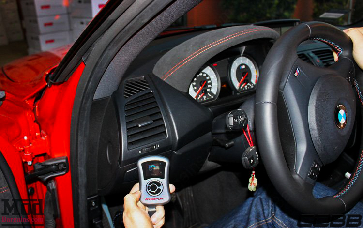 BMW-E87-1M-Cobb-AccessPORT-installing